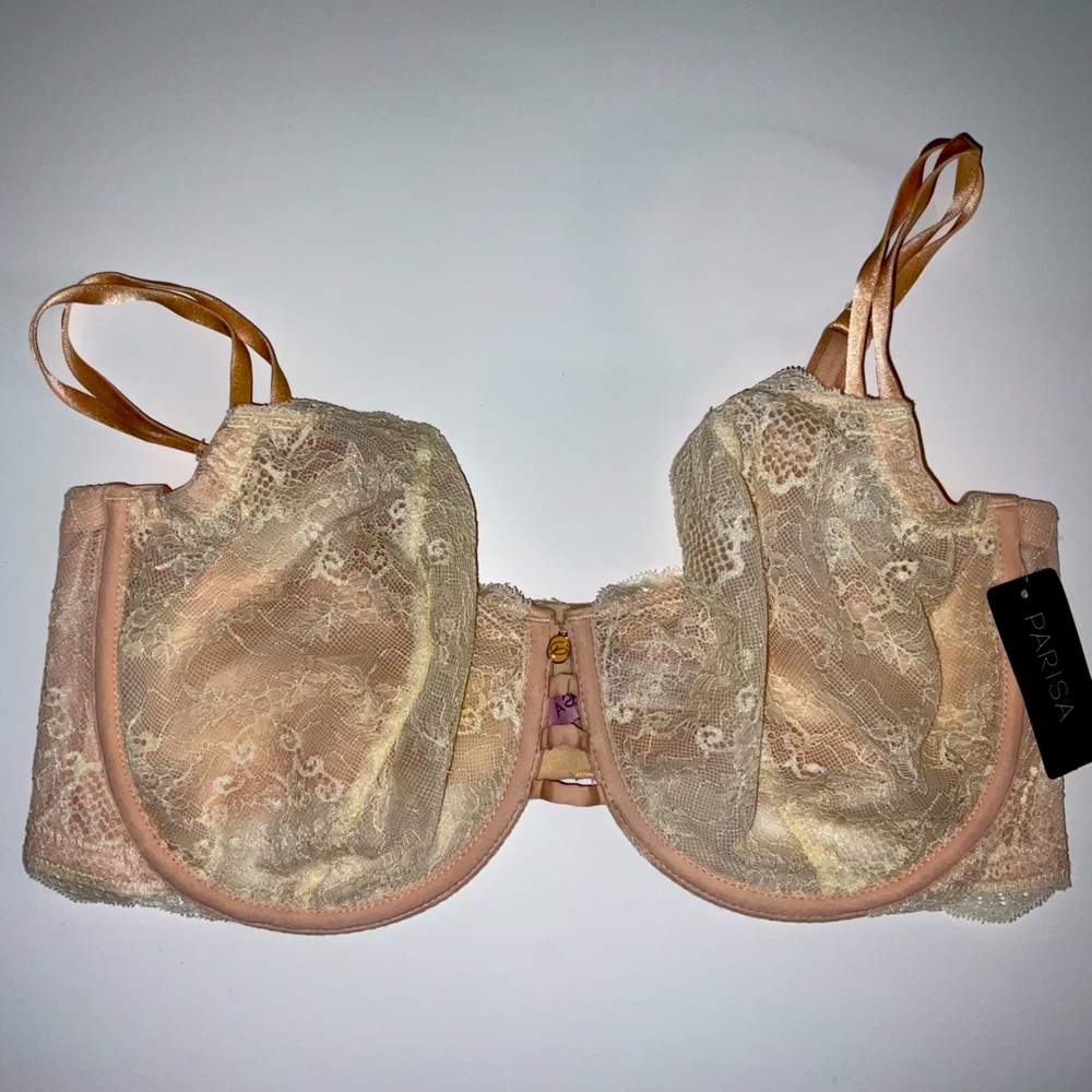 Parisia brand bra full lace underwire cups color Ivory. Size 40DDD.